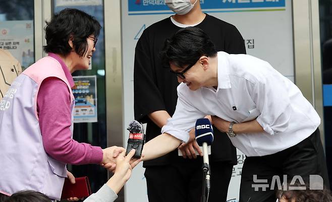 [부산=뉴시스] 하경민 기자 = 한동훈 전 국민의힘 대표가 14일 부산 북구 만덕2동행정복지센터에서 전입신고를 한 뒤 소감을 밝히고 있다. 2026.04.14. yulnetphoto@newsis.com