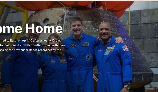 [서울=뉴시스] 미국 항공우주국(NASA)의 달탐사선 아르테미스 2호 승무원 리드 와이즈먼, 빅터 글로버, 크리스티나 코흐와 캐나다 우주국 소속 우주비행사 제레미 한센 등 4명이 지구로 귀환한 뒤 자신들이 탑승했던 캡슐 오리온 앞에서 활짝웃고 있다.(출처: NASA 홈페이지) 2026.04.17.  *재판매 및 DB 금지