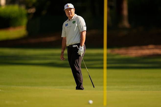 [힐턴헤드아일랜드=AP/뉴시스] 임성재가 16일(현지 시간) 미 사우스캐롤라이나주 힐턴헤드아일랜드 하버타운 골프링크스에서 열린 미국프로골프(PGA) 투어 RBC 헤리티지 첫날 2번 그린에서 타구를 바라보고 있다. 임성재는 5언더파 66타로 김시우와 함께 공동 10위에 이름을 올렸다. 2026.04.17.