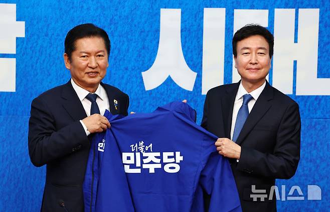 [서울=뉴시스] 김명년 기자 = 정청래 더불어민주당 대표가 17일 서울 여의도 국회에서 열린 더불어민주당 인재영입식에서 1호 인재인 전태진 변호사와 당 점퍼를 들고 기념촬영하고 있다. 전 변호사는 당 울산시장 예비후보로 출마하는 김상욱 의원의 지역구인 울산 남갑에 전략 공천될 전망이다. 2025.04.17. kmn@newsis.com