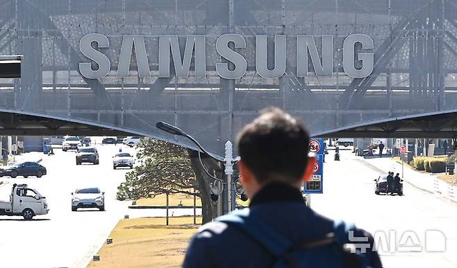 [수원=뉴시스] 김종택기자 = 삼성전자가 올해 1분기 매출액 133조 원, 영업익 57조2000억원으로 사상 최대 실적을 기록했다.지난해 4분기 매출 93조 원, 영업익 20조 원으로 최대 실적 기록을 세운 데 이어 이번에도 깜짝 실적으로 2분기 연속 기록 경신 행진을 이어갔다.사진은 7일 경기 수원시 영통구 삼성전자 수원본사 모습. 2026.04.07. jtk@newsis.com