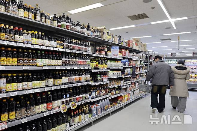 [서울=뉴시스] 최동준 기자 = 서울 시내 한 대형마트에서 시민들이 장을 보고 있다. 2025.02.02. photocdj@newsis.com