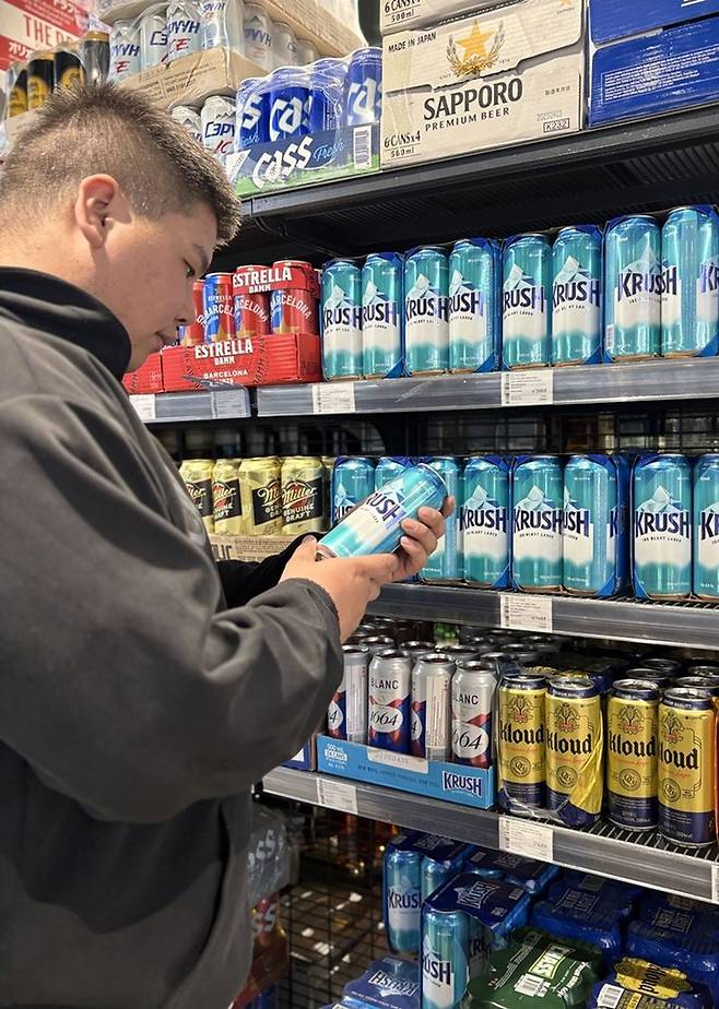 몽골 울란바타르에 위치한 마트에서 소비자가 크러시를 살펴보고 있다. (사진=롯데칠성음료 제공) *재판매 및 DB 금지