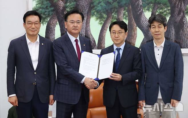 [서울=뉴시스] 조성봉 기자 = 천준호 더불어민주당 원내운영수석부대표와 유상범 국민의힘 원내운영수석부대표가 17일 오후 서울 여의도 국회 운영위원장실에서 6.3지방선거 관련 여야 합의문을 들고 악수를 하고 있다. 왼쪽부터 서일준 국회 정개특위 국민의힘 간사, 유 원내운영수석부대표, 천 원내운영수석부대표, 윤건영 정개특위 더불어민주당 간사.  2026.04.17. suncho21@newsis.com