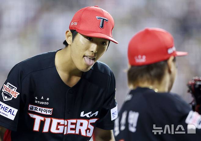 [서울=뉴시스] 이영환 기자 = 17일 오후 서울 송파구 잠실야구장에서 열린 2026 KBO리그 KIA 타이거즈와 두산 베어스의 경기, 5회말 2사 1,2루에서 두산 박준순을 삼진 아웃으로 잡고 수비를 마친 KIA 선발 이의리가 덕아웃으로 향하며 김선빈과 대화를 하고 있다. 2026.04.17. 20hwan@newsis.com