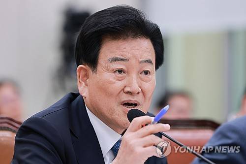 답변하는 정동영 통일부 장관 (서울=연합뉴스) 신현우 기자 = 정동영 통일부 장관이 15일 국회에서 열린 외교통일위원회 전체회의에서 의원 질의에 답하고 있다. 2026.4.15 nowwego@yna.co.kr