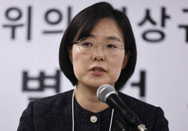 권창영 2차 종합특별검사팀 김지미 특검보가 30일 과천 특검사무실에서 수사 관련 사항을 브리핑하고 있다. 연합뉴스