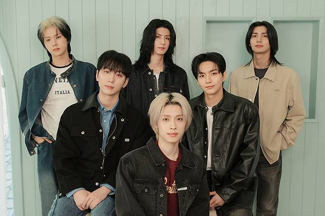 지난 15일 오후, 서울 성동구의 한 카페에서 미니 8집 '데드 앤드' 발매 기념 라운드 인터뷰를 연 밴드 엑스디너리 히어로즈. JYP엔터테인먼트 제공