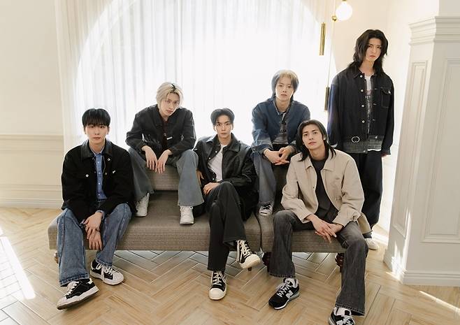 왼쪽부터 건일(드럼), 가온(기타), 오드(신스), 정수(건반), 주연(베이스), 준한(기타). JYP엔터테인먼트 제공