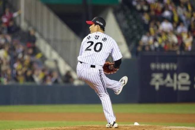 역동적인 투구 폼에서 나오는 뱀직구가 일품은 우강훈. LG