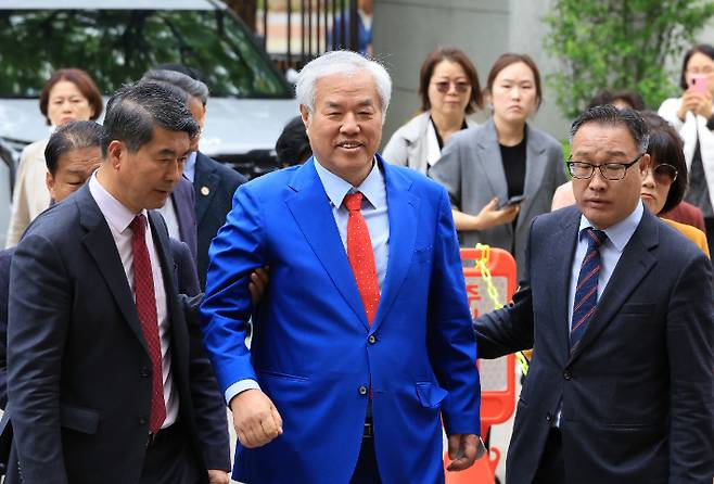 서울서부지법 난동 사태 배후로 지목돼 구속기소 뒤 보석으로 풀려난 전광훈 사랑제일교회 목사가 17일 서울 마포구 서울서부지법에서 열린 재판에 출석하고 있다. 연합뉴스