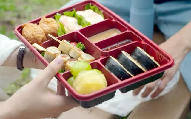 여름이 무엇을 좋아하는지 몰라 자신이 좋아하는 것을 다 준비한 용준의 도시락. 플러스엠 엔터테인먼트