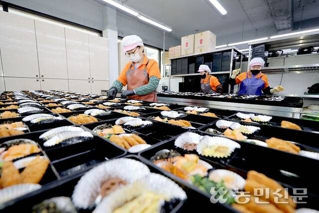 충북 청주시 흥덕구 ‘할머니 손맛 수라간’은 노인 일자리사업으로 추진돼 어르신들이 정성 들여 도시락을 만든다. 청주=김원철 프리랜서 기자
