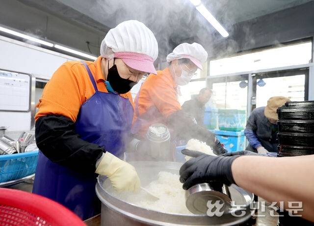 수라간의 도시락은 따뜻한 밥과 국, 건강을 생각한 반찬이 담겨 집밥의 맛을 낸다. 청주=김원철 프리랜서 기자