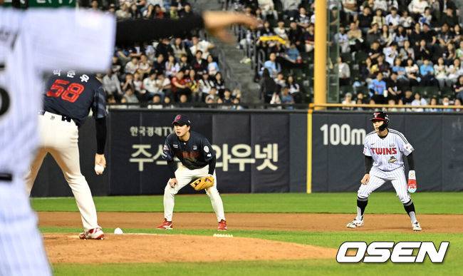 [OSEN=잠실, 이대선 기자] 16일 서울 잠실야구장에서 2026 신한 SOL KBO리그 LG 트윈스와 롯데 자이언츠의 경기가 열렸다.이날 LG는 치리노스, 롯데는 로드리게스를 선발로 내세웠다.7회말 1사 2,3루에서 LG 2루주자 최원영이 상대 수비진이 전신수비를 하자 마운드 근처에서 주루 플레이를 펼치고 있다. 2026.04.16 /sunday@osen.co.kr