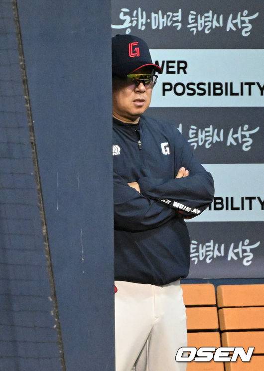 [OSEN=잠실, 이대선 기자] 16일 서울 잠실야구장에서 2026 신한 SOL KBO리그 LG 트윈스와 롯데 자이언츠의 경기가 열렸다.이날 LG는 치리노스, 롯데는 로드리게스를 선발로 내세웠다.8회초 롯데 김태형 감독이 경기를 바라보고 있다. 2026.04.16 /sunday@osen.co.kr