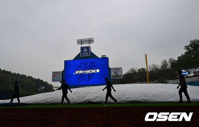 [OSEN=대구, 지형준 기자] 17일 대구삼성라이온즈파크에서 2026 신한 SOL KBO리그 삼성 라이온즈와 LG 트윈스의 경기가 열린다.삼성은 잭 오러클린, LG는 임찬규가 선발로 나선다.비가 내리는 가운데 그라운드에 방수포가 설치되고 있다. 2026.04.17&nbsp;/ jpnews@osen.co.kr