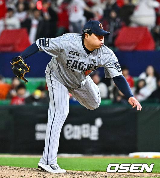 [OSEN=인천, 박준형 기자] 7일 오후 인천 SSG랜더스필드에서 ‘2026 신한 SOL Bank KBO리그'&nbsp;SSG 랜더스와 한화 이글스의 경기가 진행됐다.이날 SSG는 타케다를, 한화는 류현진을 선발투수로 내세웠다.6회말 한화 선발투수 류현진이 역투하고 있다.  2026.04.07 / soul1014@osen.co.kr