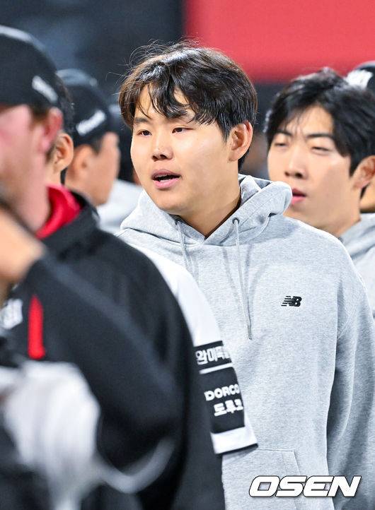 [OSEN=수원, 민경훈 기자] 17일 오후 수원 KT위즈파크에서&nbsp;‘2026 신한 SOL Bank KBO리그'&nbsp;KT 위즈와 키움 히어로즈의 경기가 열렸다.이 경기에서 KT는 키움을 5-0으로 제압하고 3연승에 성공했다. 이날 승리로 12승 5패 승률 .703을 기록한 KT는 LG(11승 5패 승률 .688)를 제치고 1위 삼성(11승 1무 4패 승률 .733)와 게임차가 없는 단독 2위로 올라섰다.&nbsp;선발투수 소형준은 6이닝 5피안타 1사구 7탈삼진 무실점 호투로 시즌 2승을 수확했다.경기를 마치고 KT 승리투수 소형준이 감독 및 코치진들과 하이파이브를 하고 있다. 2026.04.17 /rumi@osen.co.kr