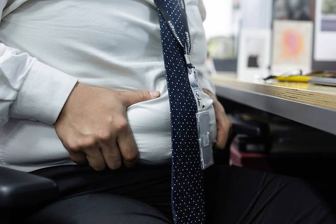 아랫배는 운동 시간이 아닌, 하루 대부분을 차지하는 ‘앉아 있는 시간’에서 먼저 결정된다. 게티이미지