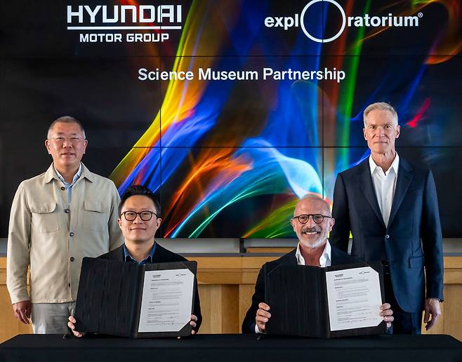 정의선 현대차그룹 회장이 15일(현지시간) 미국 샌프란시스코에서 ‘익스플로라토리움’과 전략적 파트너십을 체결한 뒤 관계자들과 기념촬영을 하고 있다. 왼쪽부터 정 회장, 지성원 HMG브랜드경험담당 부사장, 린지 비어만 익스플로라토리움 관장, 윌리엄 F 멜린 익스플로라토리움 이사회 의장. 현대차 제공