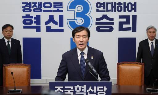 조국혁신당 조국 대표(가운데)가 지난 14일 서울 여의도 국회의사당에서 6·3 국회의원 재선거 경기 평택을 지역구 의원 출마 기자회견을 하고 있다. 세계일보 자료사진