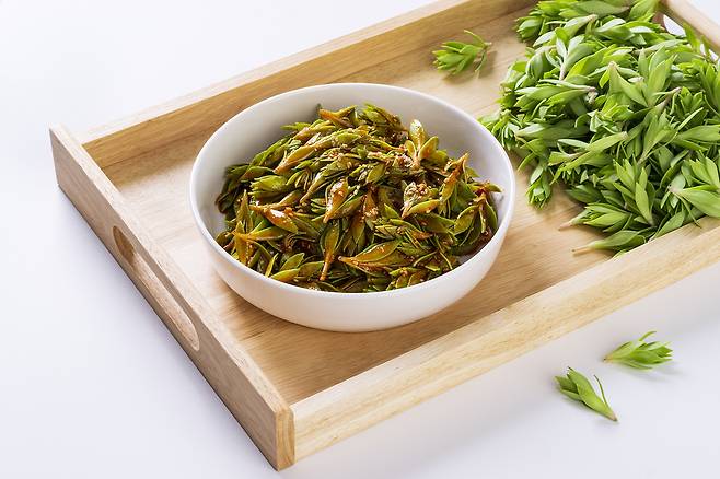 흐르는 물에 씻은 돌나물에 고추장이나 간장, 식초, 참기름 등을 넣어 가볍게 버무리면 아삭한 식감의 돌나물 무침이 완성된다. 클립아트코리아 제공