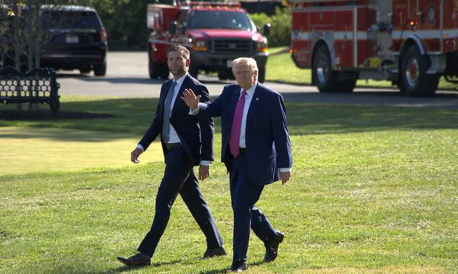도널드 트럼프 미국 대통령이 10일(현지시간) 전용헬기&nbsp;‘마린온’에서 내려 걸어가고 있다. 신화연합뉴스