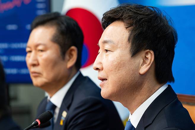 더불어민주당 6.3 지방선거 인재영입 1호 전태진 변호사가 17일 서울 여의도 국회에서 열린 제1차 인재영입식에서 인사말을 하고 있다. 민주당은 6·3 지방선거와 함께 치러지는 재보궐선거의 1호 영입인재로 전태진 변호사를 영입했다. 전 변호사는 당 울산시장 예비후보로 출마하는 김상욱 의원의 지역구인 울산 남갑에 나설 전망이다. 뉴스1