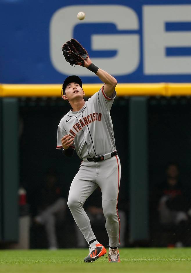 San Francisco Giants right fielder Jung Hoo Lee catches a fly ball hit by Cincinnati Reds' Rece Hinds during the second inning of a baseball game in Cincinnati, Thursday, April 16, 2026. (AP Photo/Carolyn Kaster)/2026-04-17 05:54:16/ <저작권자 ⓒ 1980-2026 ㈜연합뉴스. 무단 전재 재배포 금지, AI 학습 및 활용 금지>
