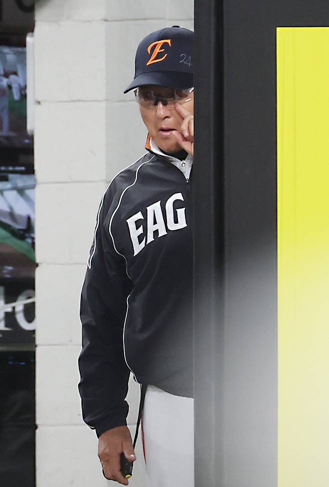 16일 대전 한화생명볼파크에서 열린 2026 신한 SOL KBO리그 삼성 라이온즈와 한화 이글스의 경기에서 한화 김경문 감독이 연패를 이어가며 경기를 바라보고 있다. 뉴스1