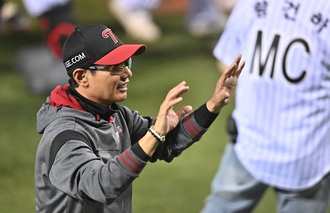 염경엽 LG 트윈스 감독이 14일 서울 잠실구장에서 열린 2026 프로야구 안방경기 롯데 자이언츠전에서 승리한 후 관중에 인사를 하고 있다. 2026.4.14 스포츠서울 최승섭 기자