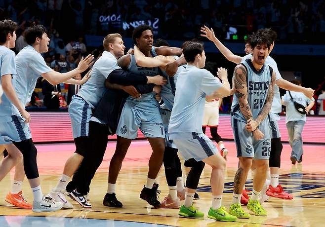 고양 소노 선수들이 경기 고양소노아레나에서 열린 2025~26 프로농구 6강 플레이오프 3차전에서 서울 SK를 꺾고 4강 플레이오프 진출을 확정한 뒤 얼싸안고 기뻐하고 있다. 2026.4.16 뉴스1