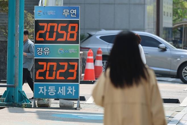 전국 휘발윳값 2천원 눈앞 - 미국이 대이란 해상봉쇄가 시작된 가운데 전국 주유소 기름값은 소폭 상승세를 이어가며 전국 휘발유 가격이 2000원에 가까워졌다. 사진은 15일 서울 시내 주유소 모습. 연합뉴스
