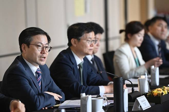 제13차 한-EU FTA 무역위원회 및 제1차 차세대전략대화 개최 - 여한구 산업통상부 통상교섭본부장이 17일 서울 종로구 포시즌스호텔에서 열린 제13차 한-EU FTA 무역위원회 및 제1차 차세대전략대화에서 발언하고 있다. 산업통상부 제공