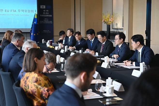 제13차 한-EU FTA 무역위원회 및 제1차 차세대전략대화 개최 - 여한구 산업통상부 통상교섭본부장이 17일 서울 종로구 포시즌스호텔에서 열린 제13차 한-EU FTA 무역위원회 및 제1차 차세대전략대화에서 발언하고 있다. 산업통상부 제공