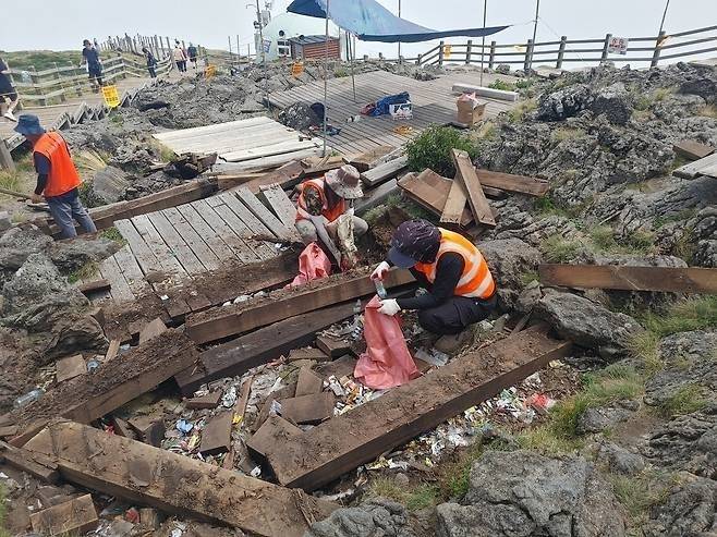 지난해 8월 한라산 동능 데크 철거 중 쓰레기 수거 작업. 제주도 세계유산본부 제공