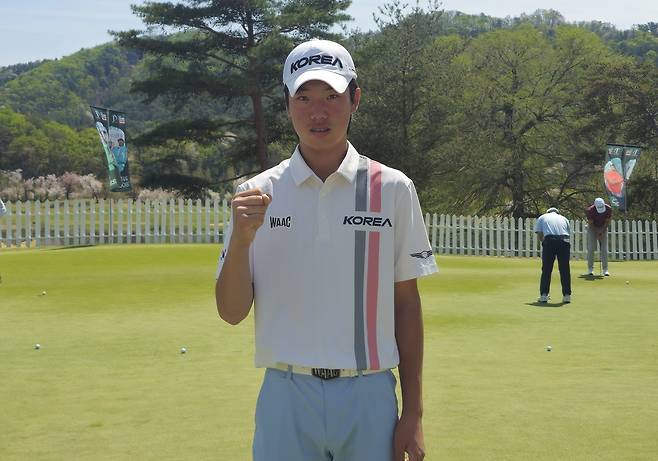 아마추어 손제이가 16일 강원 춘천의 라비에벨 골프앤리조트에서 열린 KPGA 투어 DB손해보험 프로미 오픈 1라운드 후 가진 인터뷰 후 포즈를 취하고 있다.