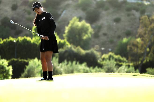 퍼팅 후 공을 확인하고 있는 윤이나. 사진 제공=AFP연합뉴스