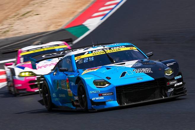 이정우가 운전하고 있는 닛산의 페어레이디 Z GT300 머신. 사진 제공=MIK