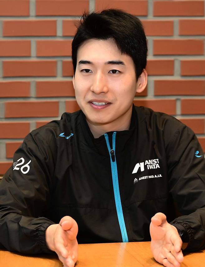 드라이버 이정우가 서울 여의도 한 카페에서 서울경제신문과 인터뷰를 하고 있다. 권욱 기자