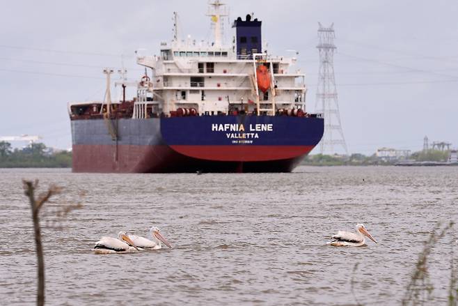 이달 미국 루이지애나주 미시시피강에 유조선 겸 화학제품 운반선이 정박해 있다. AP연합뉴