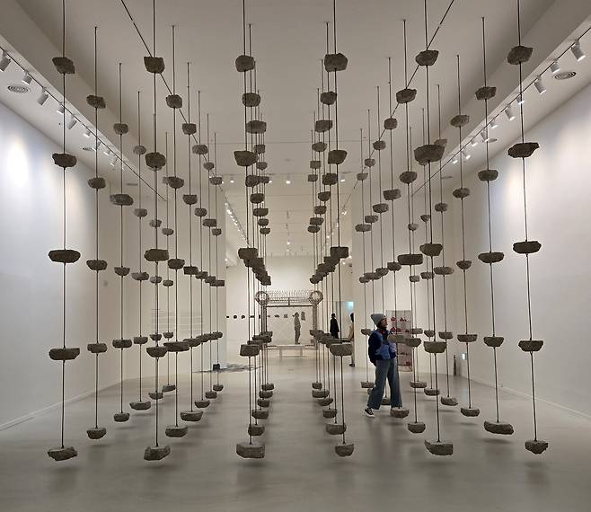 모나 하툼의 ‘지켜봐야 할 잔해(Remains to be Seen)’는 공중에 뜬 것처럼 보이는 1.6톤의 콘크리트와 철근 설치 작업으로 난민과 추방의 경험이 있는 작가의 삶이 담겨 있다. /조상인 기자