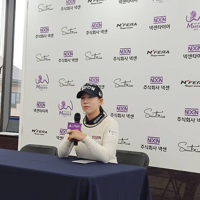 홍지원이 17일 KLPGA 투어 넥센·세인트나인 마스터스 1라운드를 마친 후 인터뷰하고 있다.