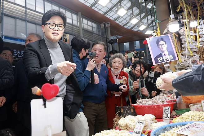 3월22일 한동훈 전 국민의힘 대표가 서울 동대문구 경동시장을 방문해 마늘을 구매하고 있다. ⓒ연합뉴스
