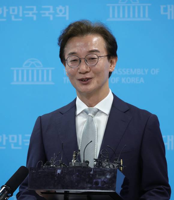 전재수 더불어민주당 부산시장 후보가 4월13일 국회 소통관에서 기자회견을 마친 뒤 취재진의 질문을 받고 있다. ⓒ시사저널 박은숙