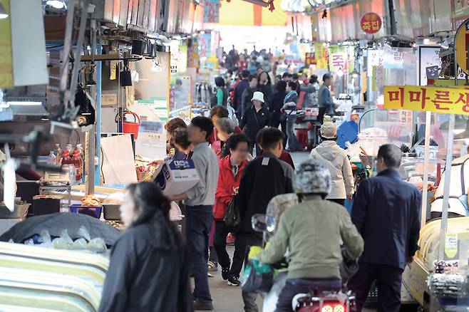 4월15일 부산 북구에 위치한 구포시장에서 사람들이 장을 보기 위해 오가고 있다. ⓒ시사저널 임준선