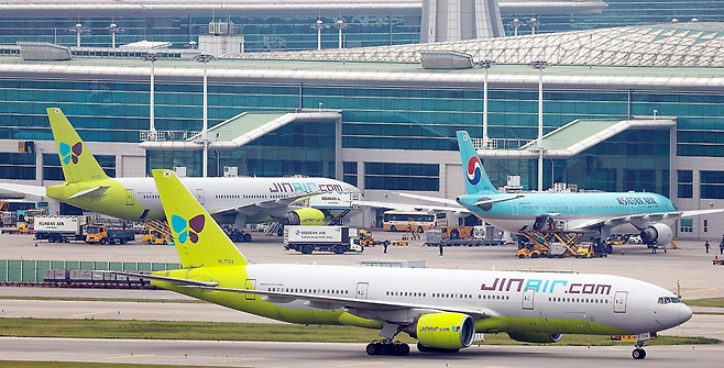 17일 진에어는 5월 국제선 유류할증료를 편도 기준 최소 42달러~최대 140달러로 인상한다고 공지했다. ⓒ연합뉴스