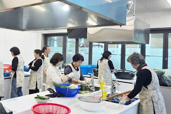 청송읍지역사회보장협의체의 반찬 나눔 준비 현장 ⓒ청송군 제공