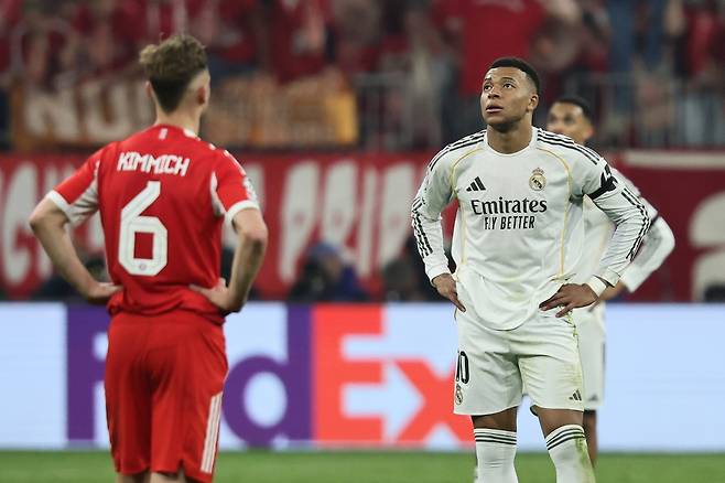 레알 마드리드 음바페가 16일 UCL 8강 2차전 도중 하늘을 올려다보고 있다. EPA연합뉴스